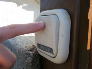 Házaló csalók nyomában – hogyan védekezzünk ellenük?