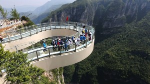 Kína turisztikai látványosságai – az üvegpadlós kilátó
