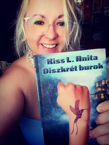 Irodalmi üstökös a láthatáron – Miért vedd a kezedbe a Diszkrét burkot?