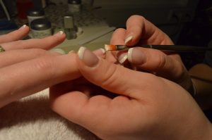 Műköröm építés kezdőknek lépésről lépésre: gyakorlási terv az első próbakörömtől a teljes szettig
